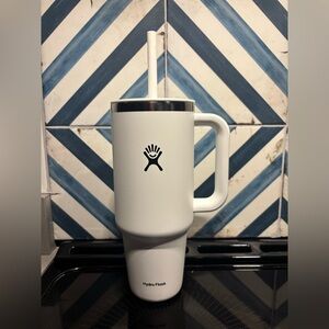 New Hydro Flask White 40 oz tumbler with Handle